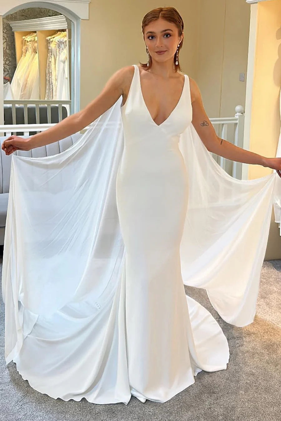 Robe de mariée longue sirène décolletée en V avec cape